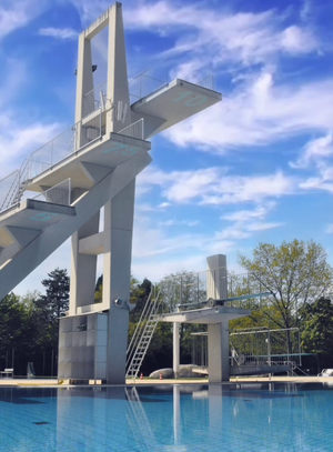 Sprungturm mit Springerbecken Sprungturm mit Springerbecken